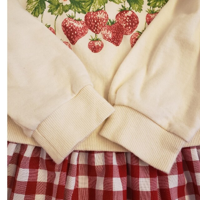 Shirley Temple(シャーリーテンプル)のシャーリーテンプル　いちごトレーナーワンピース　120 キッズ/ベビー/マタニティのキッズ服女の子用(90cm~)(ワンピース)の商品写真