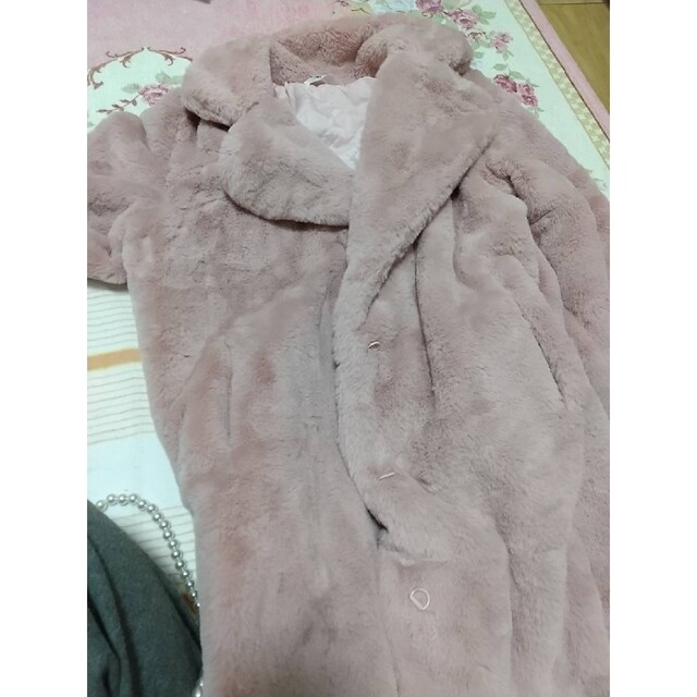フェイクファーコート　ピンク レディースのジャケット/アウター(毛皮/ファーコート)の商品写真