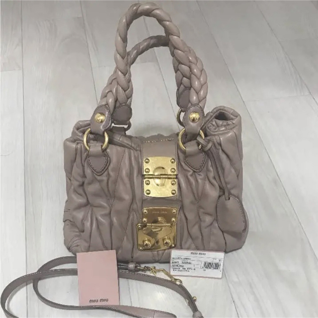 miumiu - miumiu ミュウミュウ Matelasse マトラッセ ピンクベージュの