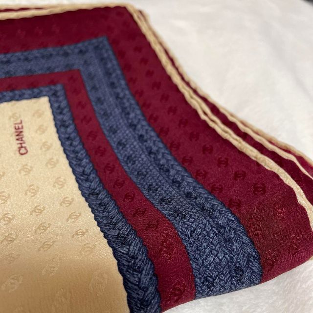 CHANEL(シャネル)の＊83cm シャネル 大判スカーフ あったか編み物 柄 赤 青 ベージュ レディースのファッション小物(バンダナ/スカーフ)の商品写真