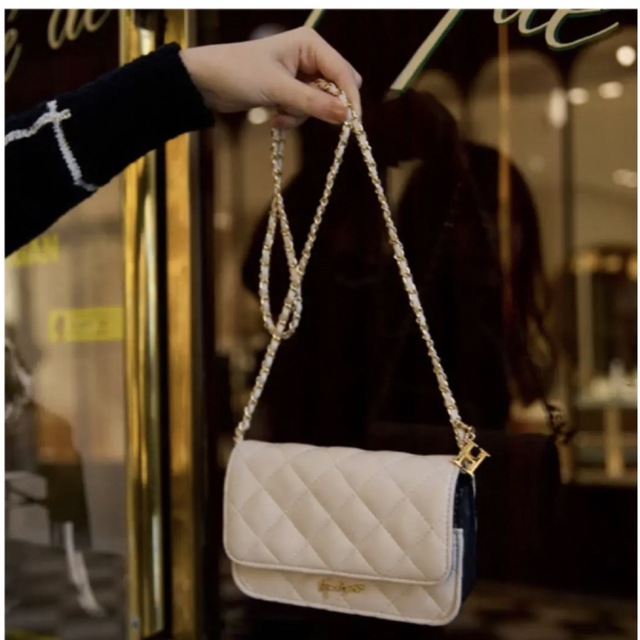 Her lip to(ハーリップトゥ)のherlipto Two-Tone Mini Flap Bag Beige レディースのバッグ(ハンドバッグ)の商品写真