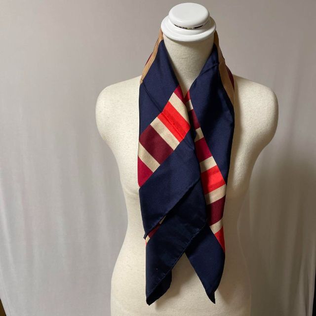 Yves Saint Laurent(イヴサンローラン)の※77㎝　大判　イヴ・サンローラン　こっくり色スカーフ　赤　朱色　えんじ色　紺 レディースのファッション小物(バンダナ/スカーフ)の商品写真