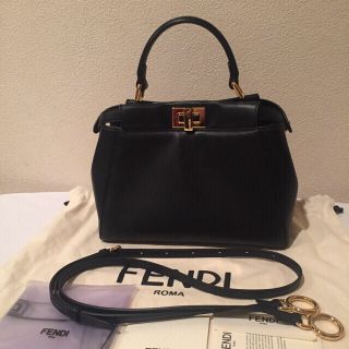 フェンディ(FENDI)のフェンディ ピーカブー ミニ ブラック×ゴールド金具(ハンドバッグ)