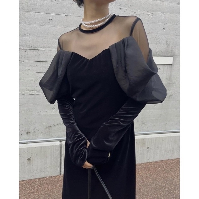 Ameri VINTAGE(アメリヴィンテージ)の【今期新作・完売】UND VELOUR OFF SHOULDER DRESS  レディースのワンピース(ロングワンピース/マキシワンピース)の商品写真