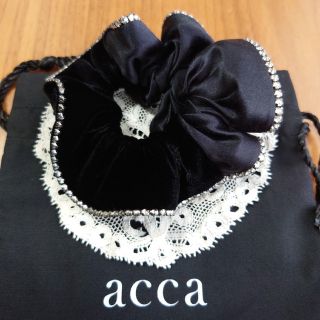 アッカ(acca)のacca（美品です♪）黒のベロア＆サテンバイカラーのスワロフスキー付きシュシュ(ヘアゴム/シュシュ)