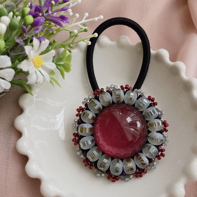 ヘアゴム ビーズ刺繍☆レッド ハンドメイドのアクセサリー(ヘアアクセサリー)の商品写真