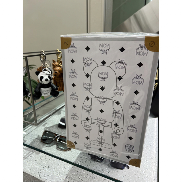 MCM(エムシーエム)のBE@RBRICK MCM WHITE CHROME 100％ & 400％ エンタメ/ホビーのフィギュア(その他)の商品写真