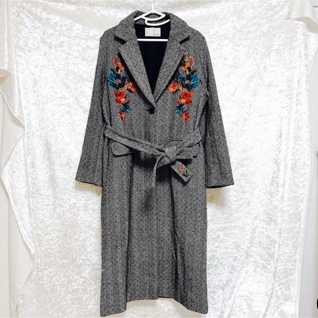 LilyBrown フラワー刺繍ロングコート ベルト付き112cm袖丈