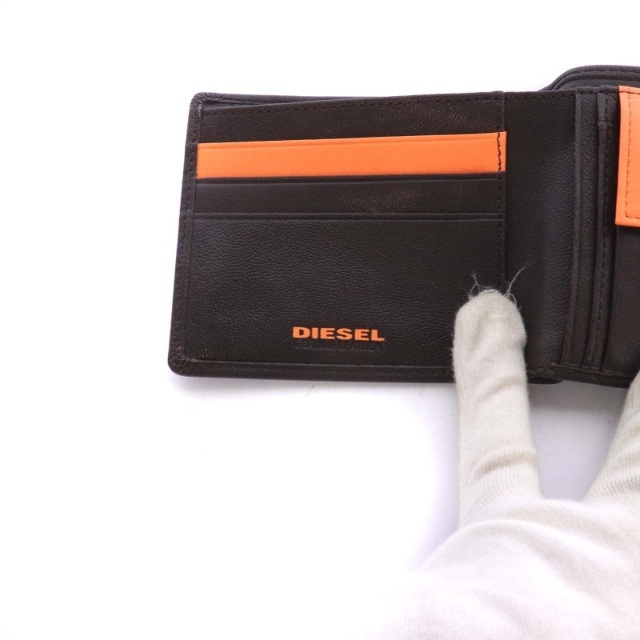 DIESEL(ディーゼル)のディーゼル  二つ折り財布 ロゴ プレート レザー 茶 ブラウン メンズのファッション小物(折り財布)の商品写真