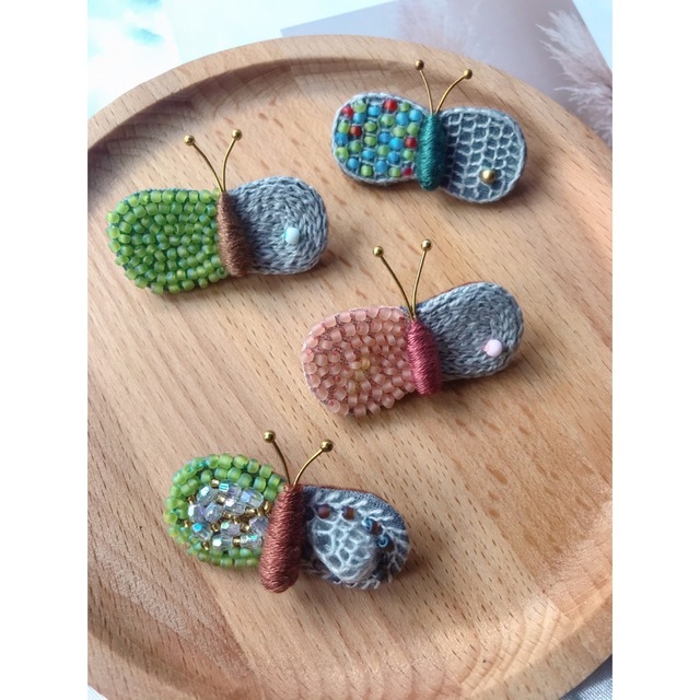 刺繍ブローチ　蝶々のブローチ　入学式　卒園式　卒業式 ハンドメイドのアクセサリー(コサージュ/ブローチ)の商品写真