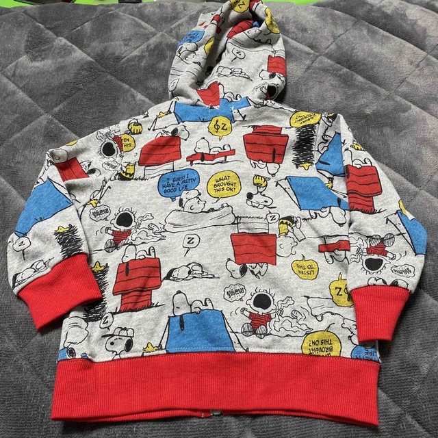 SNOOPY(スヌーピー)のスヌーピー 総柄パーカー　タグ付き キッズ/ベビー/マタニティのキッズ服男の子用(90cm~)(ジャケット/上着)の商品写真