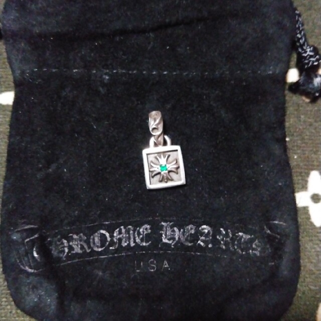 Chrome Hearts(クロムハーツ)のクロムハーツ　フレームドチャームwithエメラルド メンズのアクセサリー(ネックレス)の商品写真