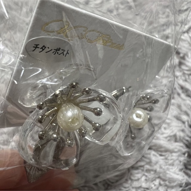 クリアフラワーピアス　美品 レディースのアクセサリー(ピアス)の商品写真