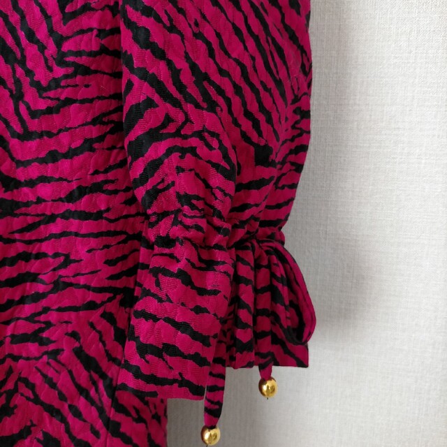Santa Monica(サンタモニカ)のMitsuko Ishihara スタンド襟 ゼブラ シルクコート ピンク レディースのジャケット/アウター(ロングコート)の商品写真