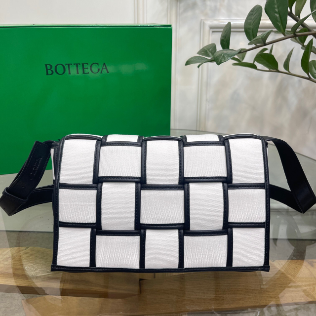 Bottega Veneta - 希少品 BOTTEGA VENETA   パッド入りクロスボディバッグ