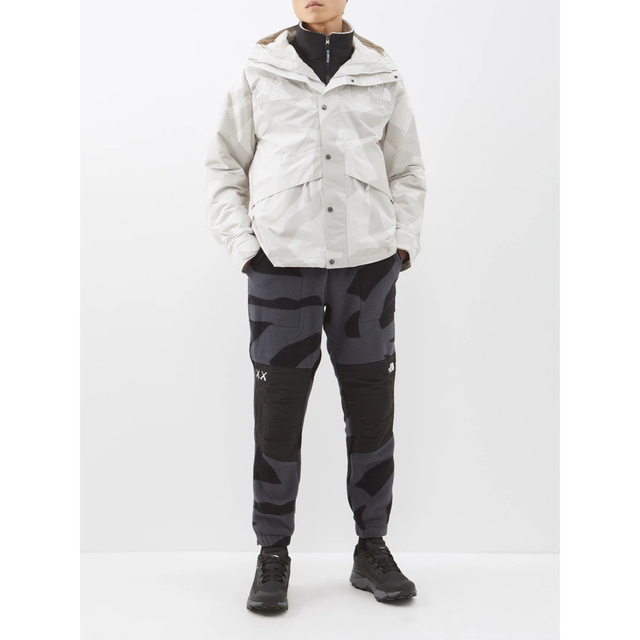 THE NORTH FACE(ザノースフェイス)のTHE NORTH FACE KAWS レトロ 1986 マウンテンジャケット メンズのジャケット/アウター(ナイロンジャケット)の商品写真