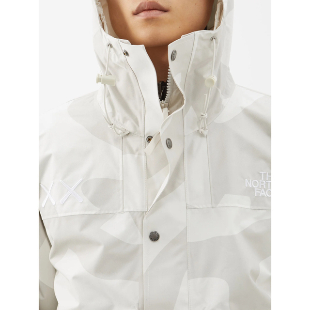 THE NORTH FACE(ザノースフェイス)のTHE NORTH FACE KAWS レトロ 1986 マウンテンジャケット メンズのジャケット/アウター(ナイロンジャケット)の商品写真