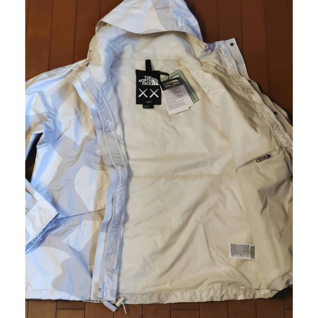 THE NORTH FACE(ザノースフェイス)のTHE NORTH FACE KAWS レトロ 1986 マウンテンジャケット メンズのジャケット/アウター(ナイロンジャケット)の商品写真