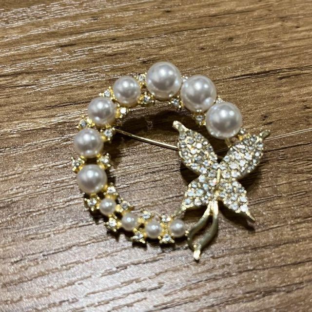 パールブローチ　バタフライ　ゴールド　パール 蝶 結婚式 パーティー レディースのアクセサリー(ブローチ/コサージュ)の商品写真