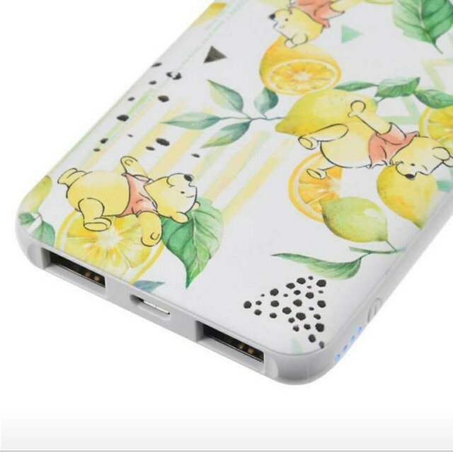 Disney(ディズニー)の【新品】プーさん★フレッシュレモン★モバイルバッテリーチャージャー★ディズニース スマホ/家電/カメラのスマートフォン/携帯電話(バッテリー/充電器)の商品写真