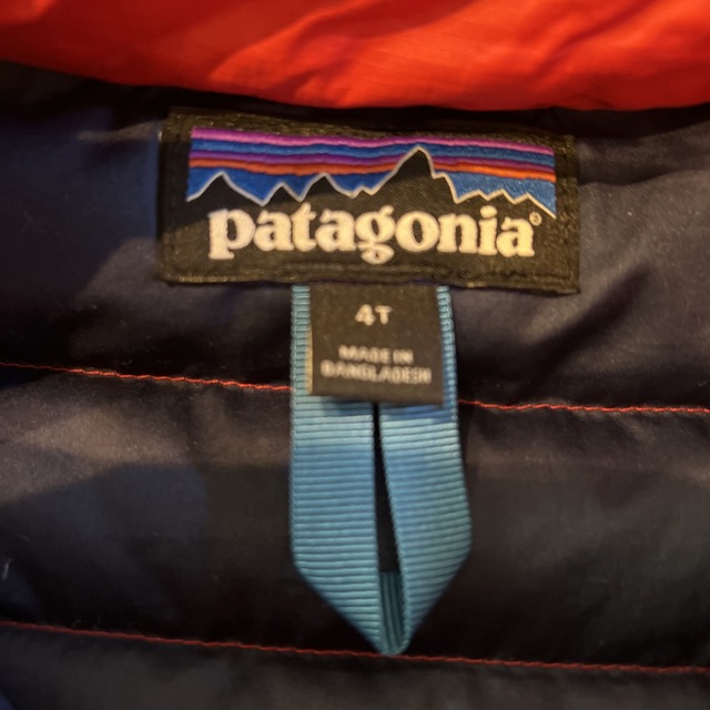 patagonia(パタゴニア)のパタゴニアダウン　4T キッズ/ベビー/マタニティのキッズ服男の子用(90cm~)(ジャケット/上着)の商品写真