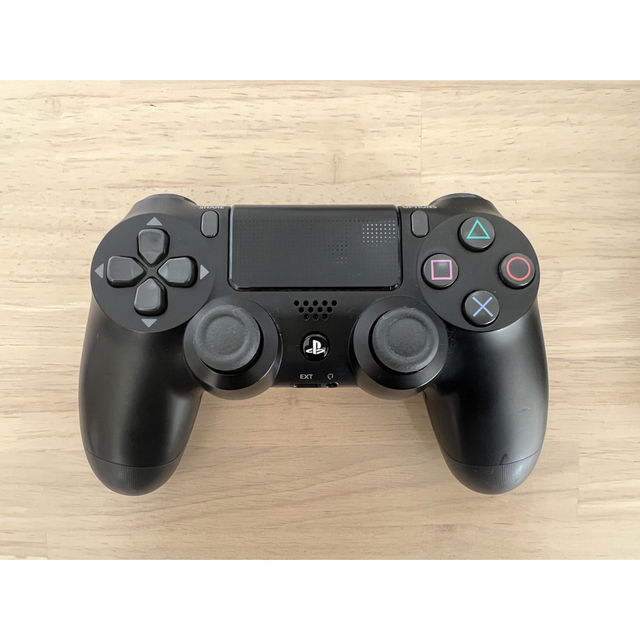 PlayStation4(プレイステーション4)のPS4pro 1TB 純正コントローラー付き エンタメ/ホビーのゲームソフト/ゲーム機本体(家庭用ゲーム機本体)の商品写真