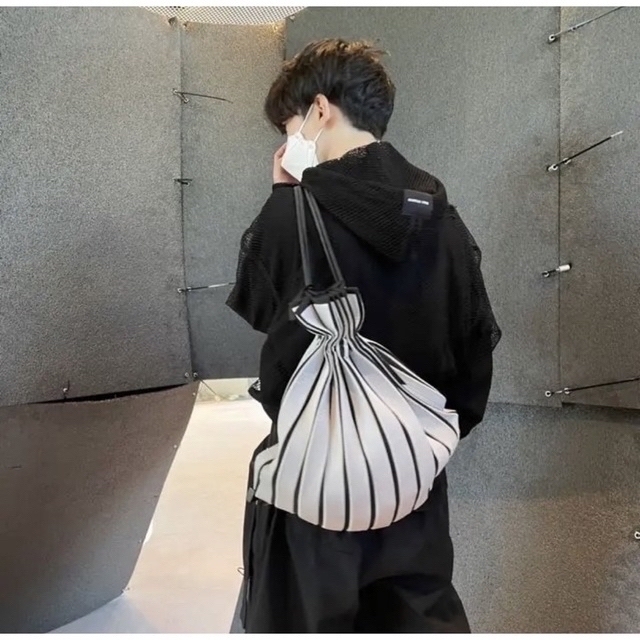 ISSEY MIYAKE(イッセイミヤケ)のissey miyake ショルダーバッグ メンズのバッグ(ショルダーバッグ)の商品写真