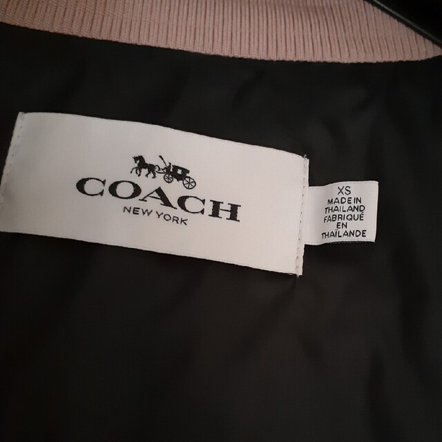 COACH(コーチ)のCOACH　ピンク　ファー付きロングダウンコート　XSサイズ　used　美品 レディースのジャケット/アウター(ダウンコート)の商品写真