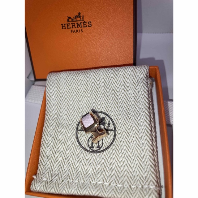Hermes(エルメス)のエルメス イヤーカフ オランプ PM モーヴパール　ゴールド金具 レディースのアクセサリー(イヤーカフ)の商品写真