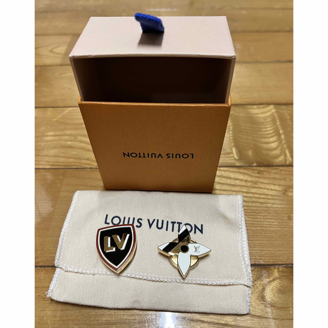 LOUIS VUITTON(ルイヴィトン)のルイヴィトン　マグネット式ブローチ2点セット レディースのアクセサリー(ブローチ/コサージュ)の商品写真