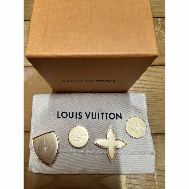 LOUIS VUITTON(ルイヴィトン)のルイヴィトン　マグネット式ブローチ2点セット レディースのアクセサリー(ブローチ/コサージュ)の商品写真