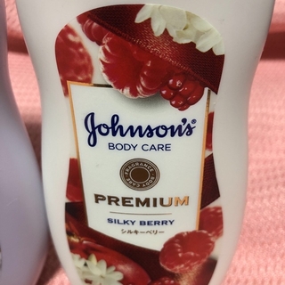ジョンソン(Johnson's)のよお様専用　ジョンソンボディケアスキンミルク赤一本(ボディローション/ミルク)