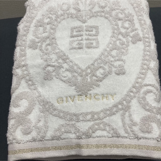 GIVENCHY(ジバンシィ)のGIVENCHYバスタオル3枚セット インテリア/住まい/日用品の日用品/生活雑貨/旅行(タオル/バス用品)の商品写真