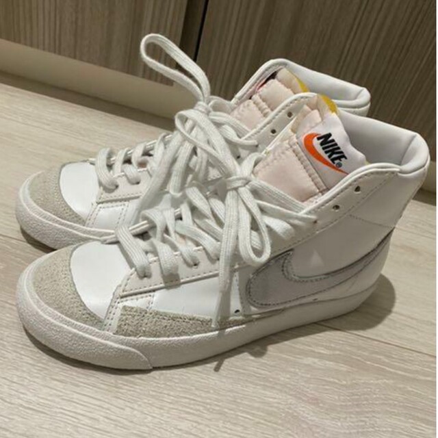 NIKE(ナイキ)のNIKE Blazer mid '77 women 23.5cm レディースの靴/シューズ(スニーカー)の商品写真