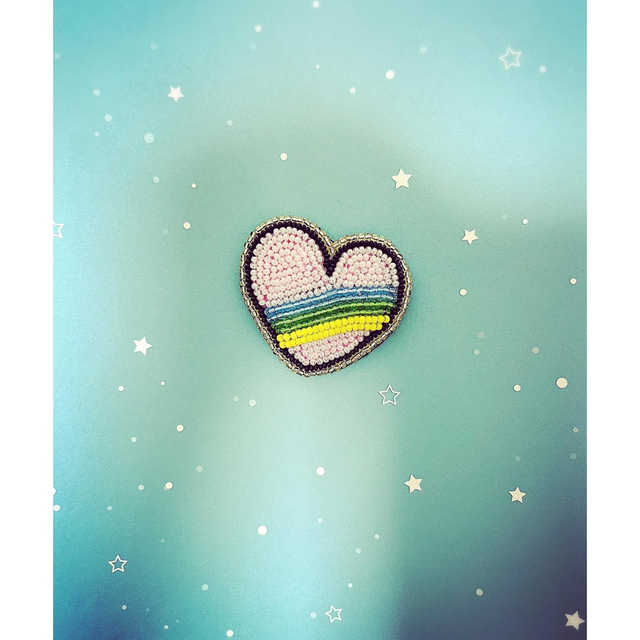 rainbowheart🌈❤ビーズ刺繍ブローチ ハンドメイドのアクセサリー(コサージュ/ブローチ)の商品写真