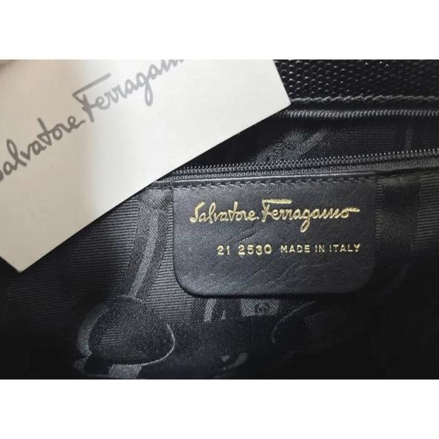 Salvatore Ferragamo(サルヴァトーレフェラガモ)のサルヴァトーレフェラガモ トートバッグヴァラリザードレザー黒 レディースのバッグ(トートバッグ)の商品写真