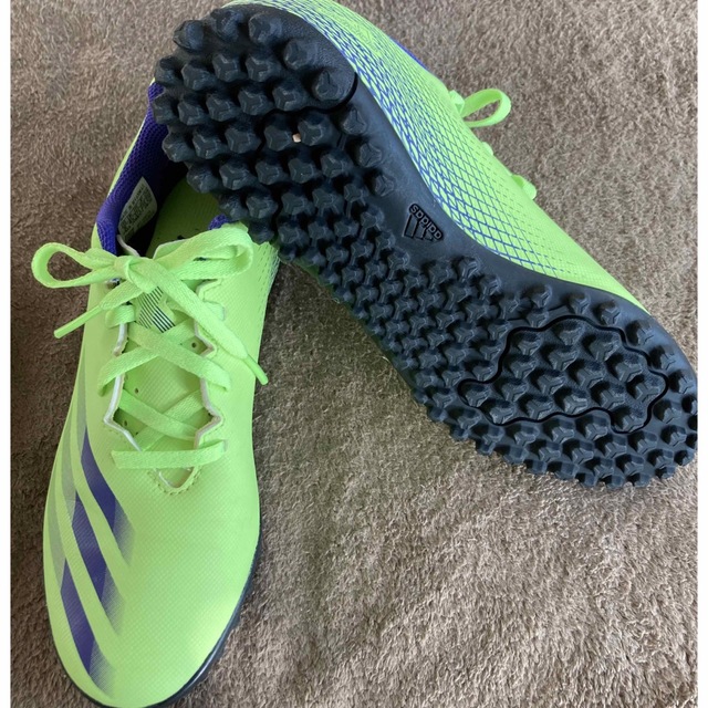 adidas(アディダス)のadidasトレーニングシューズ23.5㌢中古 スポーツ/アウトドアのサッカー/フットサル(シューズ)の商品写真