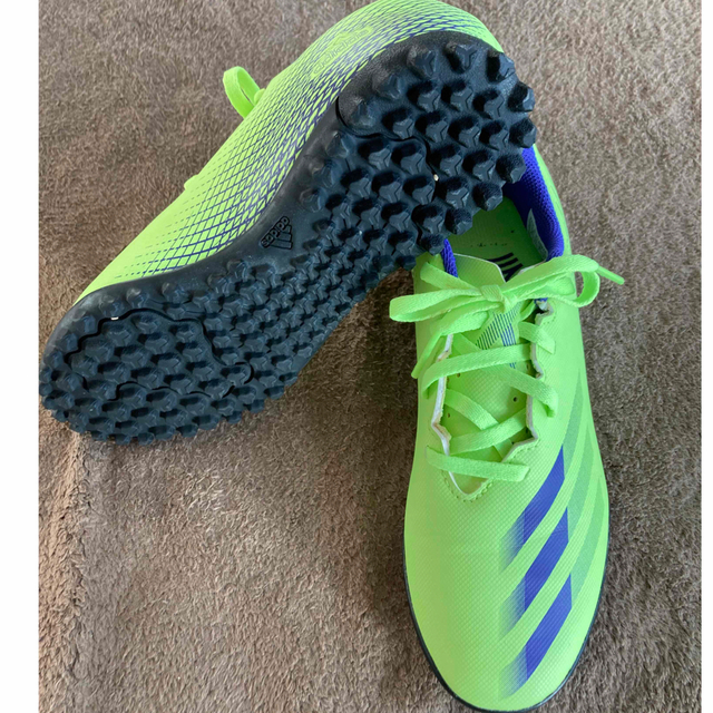 adidas(アディダス)のadidasトレーニングシューズ23.5㌢中古 スポーツ/アウトドアのサッカー/フットサル(シューズ)の商品写真