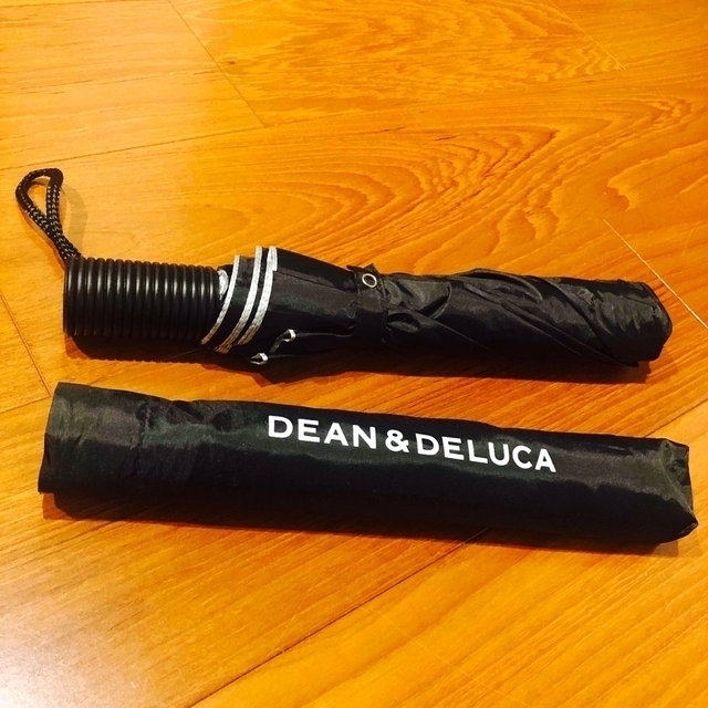 DEAN & DELUCA(ディーンアンドデルーカ)の【新品】DEAN&DELUCA 折りたたみ傘　バンコク　晴雨兼用　ロゴ入紙袋付き レディースのファッション小物(傘)の商品写真