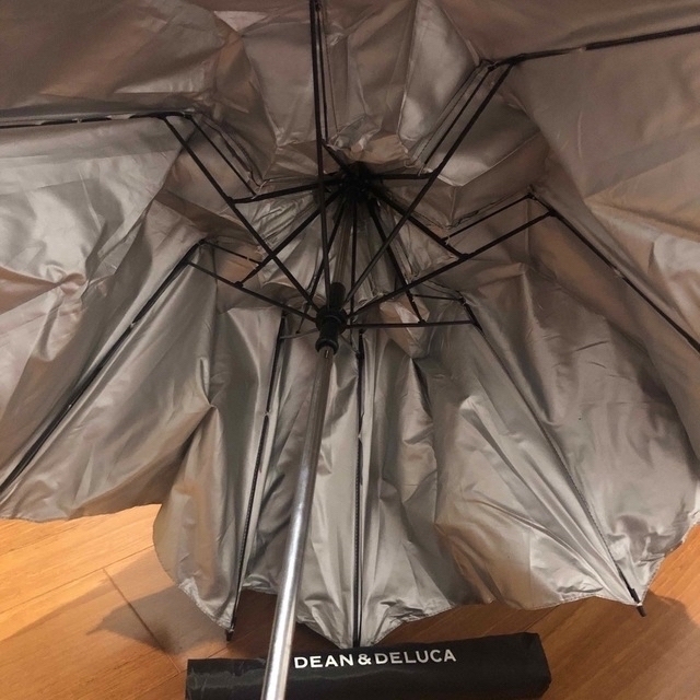 DEAN & DELUCA(ディーンアンドデルーカ)の【新品】DEAN&DELUCA 折りたたみ傘　バンコク　晴雨兼用　ロゴ入紙袋付き レディースのファッション小物(傘)の商品写真