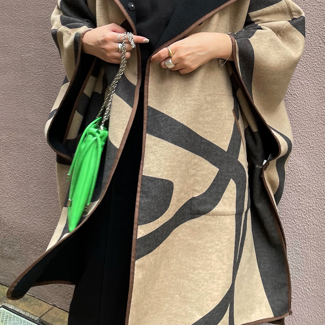 Ameri（アメリ）の「REVERSIBLE COLOR PONCHO COAT（ポンチョ