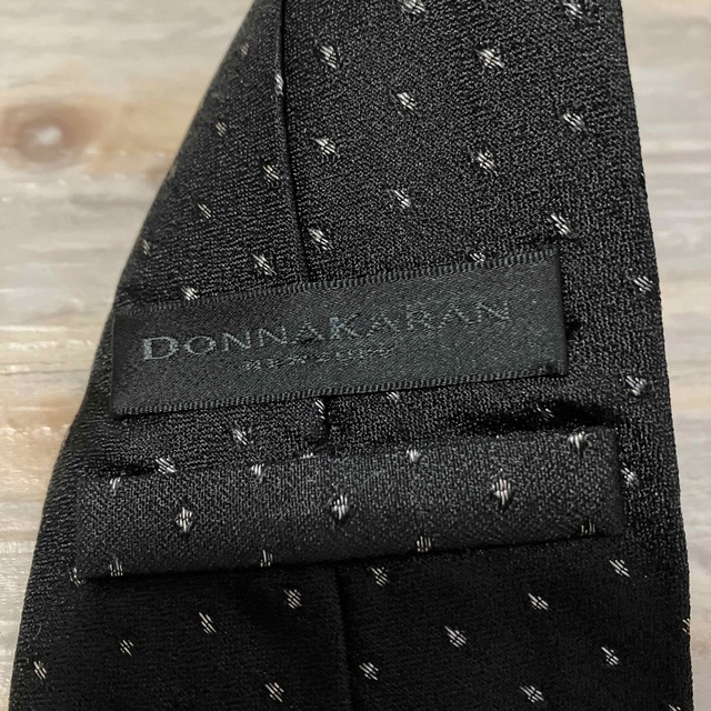 DKNY(ダナキャランニューヨーク)のダナキャランニューヨーク　ネクタイ　ブラック×レッド　ドット　アメリカ製　シルク メンズのファッション小物(ネクタイ)の商品写真
