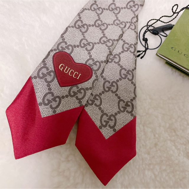 Gucci(グッチ)のGUCCI バレンタイン限定 ハート ネックボウ レディースのファッション小物(バンダナ/スカーフ)の商品写真