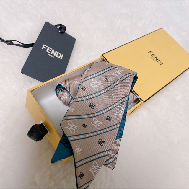 FENDI(フェンディ)のFENDI ラッピー ベージュ ブルー レディースのファッション小物(バンダナ/スカーフ)の商品写真