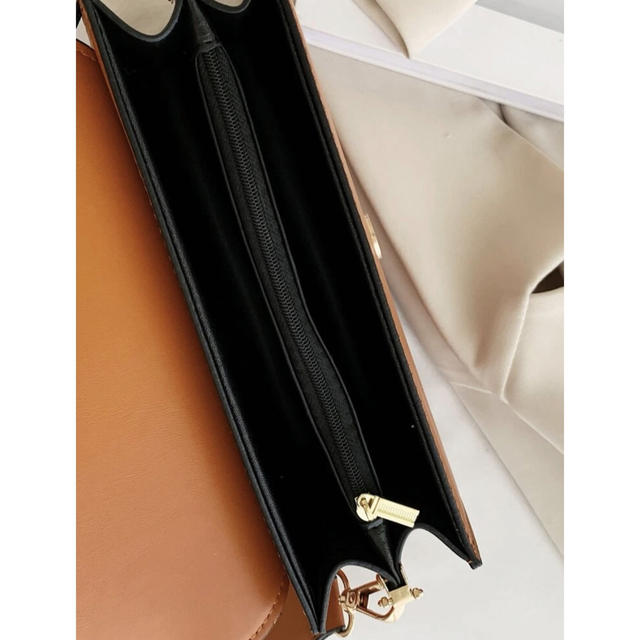 SHEIN バックルデコレーションフラップスクエアバック レディースのバッグ(ショルダーバッグ)の商品写真