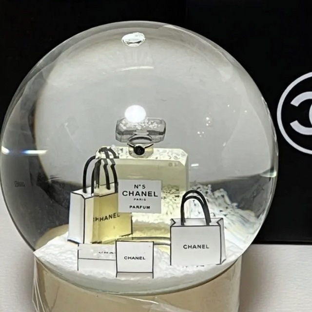 CHANEL(シャネル)の新品未使用　CHANEL 大きめスノードーム レディースのファッション小物(その他)の商品写真