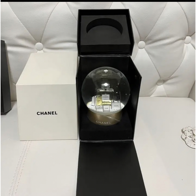 CHANEL(シャネル)の新品未使用　CHANEL 大きめスノードーム レディースのファッション小物(その他)の商品写真