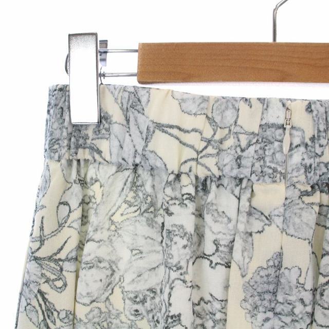 tiara(ティアラ)のティアラ ぼかしボタニカルプリントタックフレアスカート 3 L グレー 白 レディースのスカート(ロングスカート)の商品写真