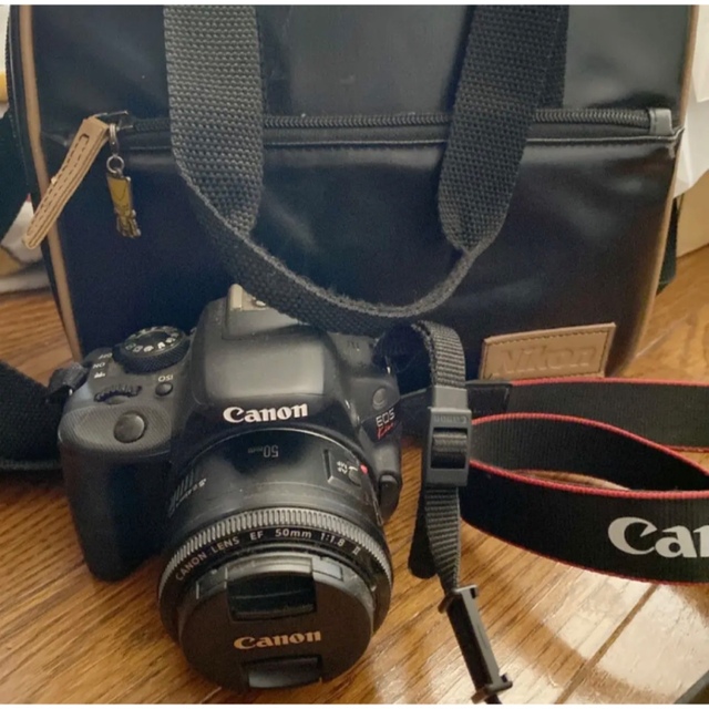Canon(キヤノン)のCanon EOS KISS X7 ボディ+レンズ　デジタル一眼レフカメラ  スマホ/家電/カメラのカメラ(デジタル一眼)の商品写真