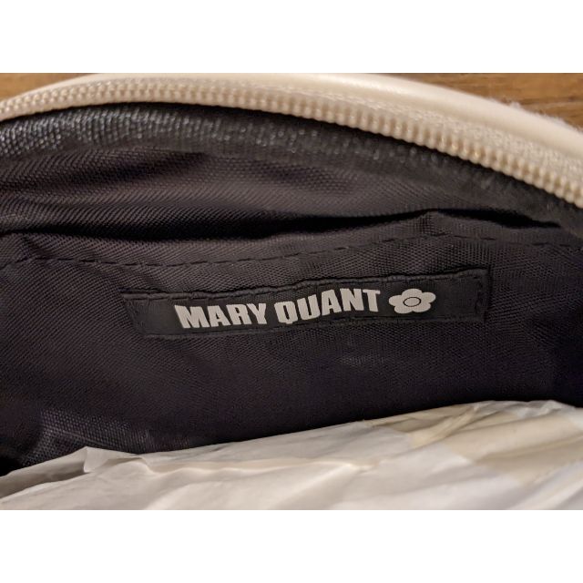 MARY QUANT(マリークワント)の⏩【マリークワント】ボアデイジー刺繍 ラウンドポーチ　プレゼントボックス・紙袋付 レディースのファッション小物(ポーチ)の商品写真